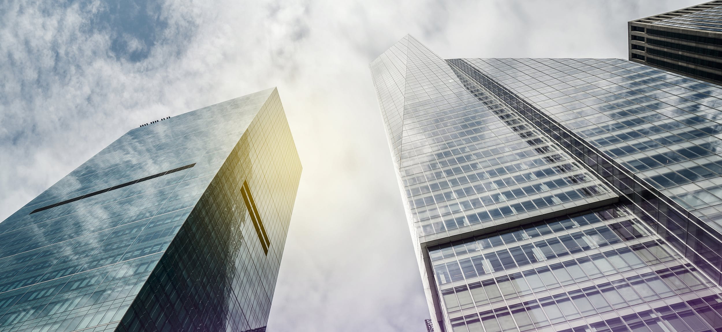 Immobilier USA Plusieurs gratte-ciel avec ciel et soleil